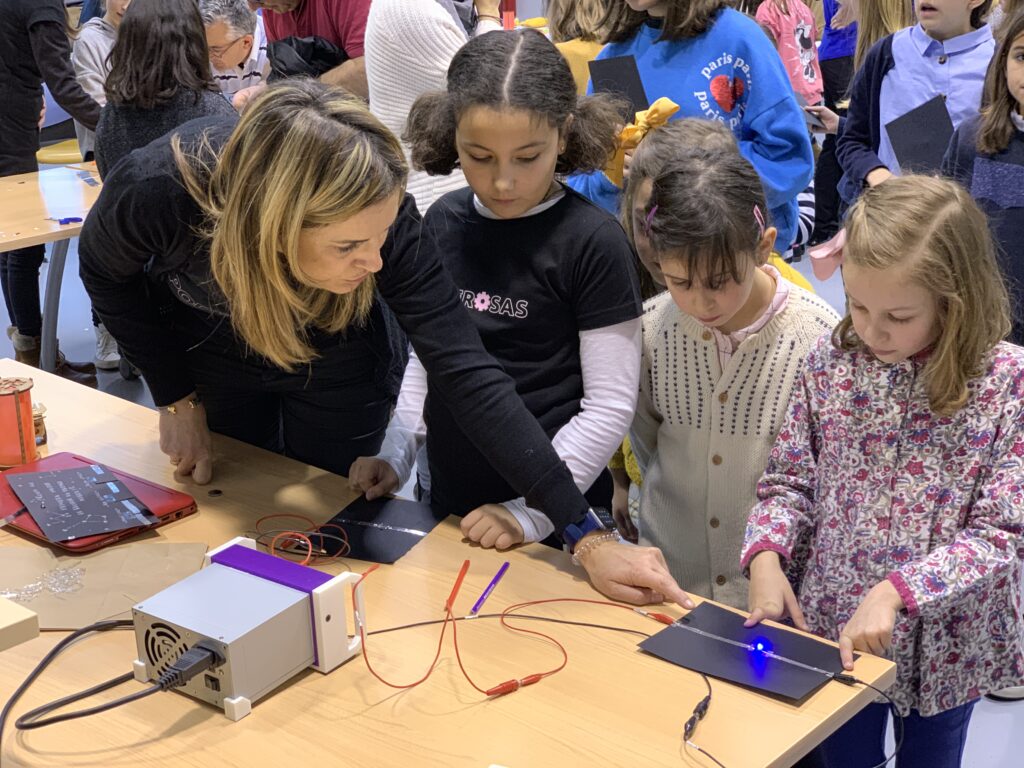 PODEROSAS teaching peers:Playing with Electronics